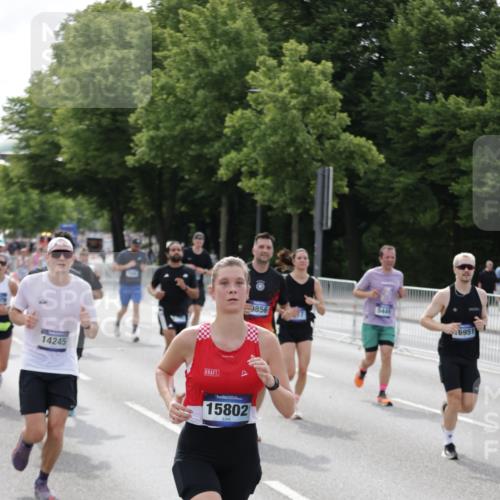 29.06.2025 - hella hamburg halbmarathon Jannik Wohlers http://msf.ph/oto/8161076 29.06.2025 10:19:00 Lombardsbrücke 1332, 1708, 2017, 2311, 2589, 2795, 2812, 2895, 2993, 2995, 4722, 5035, 5080, 5123, 5178, 5429, 5449, 6542, 6939, 7143, 8537, 8575, 8761, 8778, 9252, 9856, 10039, 10124, 10129, 10966, 11081, 11247, 12007, 12696, 12741, 13180, 13424, 13567, 13781, 13984, 14000, 14245, 14593, 14808, 14957, 15780, 15802, 15817, 16142, 16159, 16613, 16631, 16951, 16952, 17187, 17721, 18053, 18151, 18234, 18279, 18686, 18698 meine-sportfotos.de