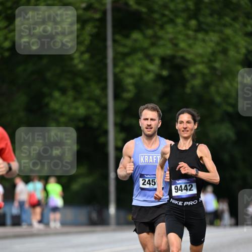 29.06.2025 - hella hamburg halbmarathon Dr. Thomas Lammeyer http://msf.ph/oto/8161107 29.06.2025 09:44:30 Kennedybrücke 2459, 4128, 4571, 7963, 9442, 10234, 11194 meine-sportfotos.de