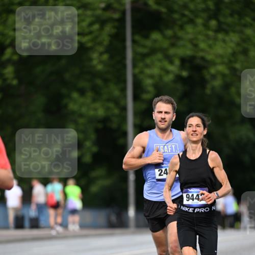 29.06.2025 - hella hamburg halbmarathon Dr. Thomas Lammeyer http://msf.ph/oto/8161116 29.06.2025 09:44:30 Kennedybrücke 2459, 4128, 4571, 7963, 9442, 10234, 11194 meine-sportfotos.de
