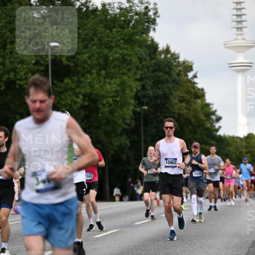 29.06.2025 - hella hamburg halbmarathon Dr. Thomas Lammeyer http://msf.ph/oto/8161152 29.06.2025 10:08:38 Kennedybrücke 1316, 1367, 1377, 1674, 2011, 2463, 2698, 3413, 3488, 4146, 4904, 5354, 5365, 5976, 6311, 6706, 6709, 8089, 8217, 10213, 10756, 10962 meine-sportfotos.de