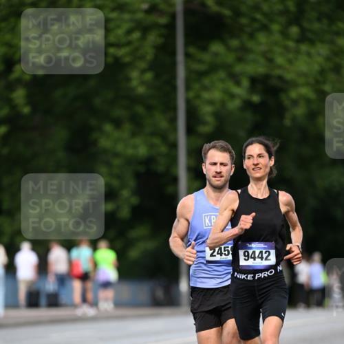 29.06.2025 - hella hamburg halbmarathon Dr. Thomas Lammeyer http://msf.ph/oto/8161190 29.06.2025 09:44:30 Kennedybrücke 2459, 4128, 4571, 7963, 9442, 10234, 11194 meine-sportfotos.de