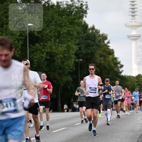 29.06.2025 - hella hamburg halbmarathon Dr. Thomas Lammeyer http://msf.ph/oto/8161200 29.06.2025 10:08:38 Kennedybrücke 1316, 1367, 1377, 1674, 2011, 2463, 2698, 3413, 3488, 4146, 4904, 5354, 5365, 5976, 6311, 6706, 6709, 8089, 8217, 10213, 10756, 10962 meine-sportfotos.de
