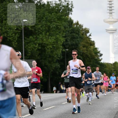 29.06.2025 - hella hamburg halbmarathon Dr. Thomas Lammeyer http://msf.ph/oto/8161224 29.06.2025 10:08:38 Kennedybrücke 1316, 1367, 1377, 1674, 2011, 2463, 2698, 3413, 3488, 4146, 4904, 5354, 5365, 5976, 6311, 6706, 6709, 8089, 8217, 10213, 10756, 10962 meine-sportfotos.de
