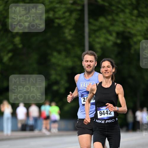 29.06.2025 - hella hamburg halbmarathon Dr. Thomas Lammeyer http://msf.ph/oto/8161239 29.06.2025 09:44:30 Kennedybrücke 2459, 4128, 4571, 7963, 9442, 10234, 11194 meine-sportfotos.de