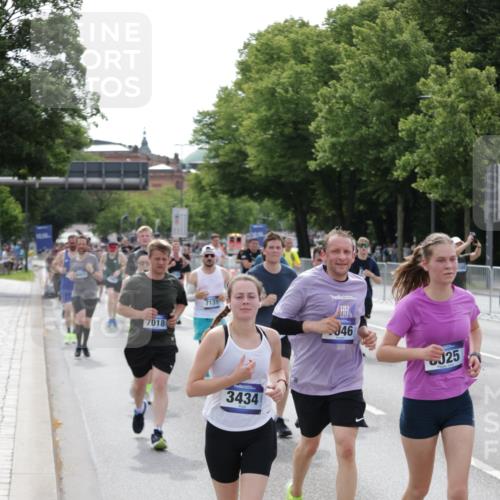 29.06.2025 - hella hamburg halbmarathon Jannik Wohlers http://msf.ph/oto/8161289 29.06.2025 10:19:57 Lombardsbrücke 1046, 1069, 1474, 2478, 3434, 3842, 4154, 4166, 4585, 4614, 5556, 5659, 5811, 5812, 5831, 5937, 6951, 7018, 7101, 7131, 7739, 7744, 8025, 8462, 8588, 9136, 9722, 9735, 9873, 10041, 10414, 10595, 10613, 10647, 10754, 11603, 11835, 12056, 12977, 13013, 14014, 14564, 14894, 15180, 15481, 15619, 16991, 17671, 18114, 19093 meine-sportfotos.de