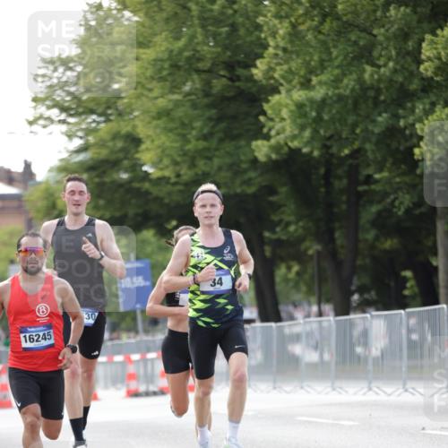 29.06.2025 - hella hamburg halbmarathon Jannik Wohlers http://msf.ph/oto/8161417 29.06.2025 09:39:53 Lombardsbrücke 34, 35, 52, 54, 2659, 6530, 9255, 9447, 10650, 12678, 14717, 15495, 16245, 16988, 19075 meine-sportfotos.de