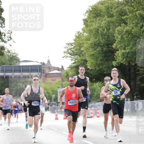 29.06.2025 - hella hamburg halbmarathon Jannik Wohlers http://msf.ph/oto/8161429 29.06.2025 09:39:53 Lombardsbrücke 34, 35, 52, 54, 2659, 6530, 9255, 9447, 10650, 12678, 14717, 15495, 16245, 16988, 19075 meine-sportfotos.de