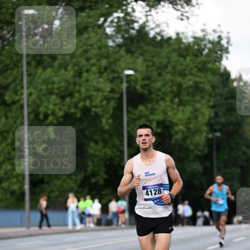 29.06.2025 - hella hamburg halbmarathon Dr. Thomas Lammeyer http://msf.ph/oto/8161476 29.06.2025 09:44:39 Kennedybrücke 2459, 4128, 4571, 9442, 10234, 10780, 11194 meine-sportfotos.de