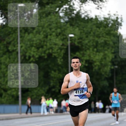 29.06.2025 - hella hamburg halbmarathon Dr. Thomas Lammeyer http://msf.ph/oto/8161491 29.06.2025 09:44:39 Kennedybrücke 2459, 4128, 4571, 9442, 10234, 10780, 11194 meine-sportfotos.de