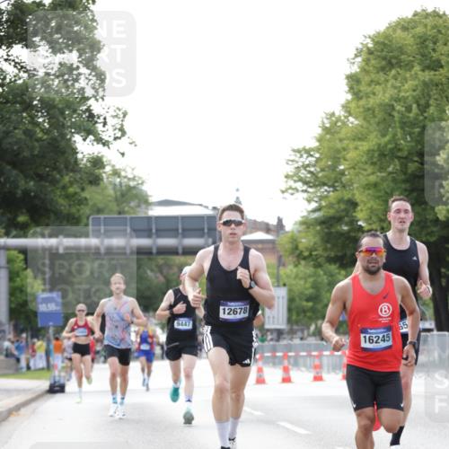 29.06.2025 - hella hamburg halbmarathon Jannik Wohlers http://msf.ph/oto/8161494 29.06.2025 09:39:54 Lombardsbrücke 34, 35, 52, 54, 6530, 9255, 9447, 10650, 12678, 14302, 14717, 15495, 16245, 16988, 19075 meine-sportfotos.de
