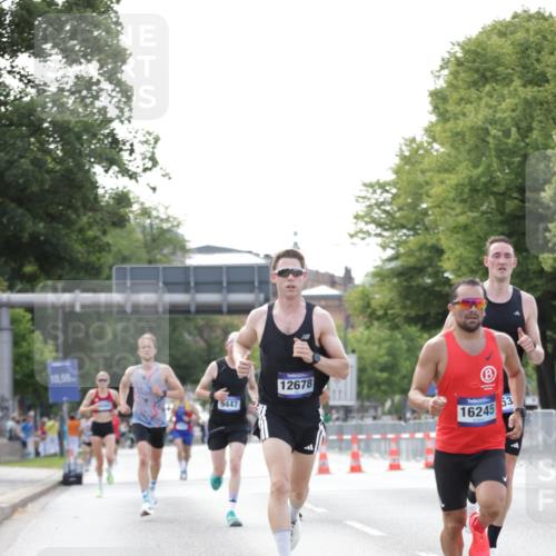 29.06.2025 - hella hamburg halbmarathon Jannik Wohlers http://msf.ph/oto/8161502 29.06.2025 09:39:54 Lombardsbrücke 34, 35, 52, 54, 6530, 9255, 9447, 10650, 12678, 14302, 14717, 15495, 16245, 16988, 19075 meine-sportfotos.de