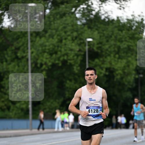 29.06.2025 - hella hamburg halbmarathon Dr. Thomas Lammeyer http://msf.ph/oto/8161505 29.06.2025 09:44:39 Kennedybrücke 2459, 4128, 4571, 9442, 10234, 10780, 11194 meine-sportfotos.de