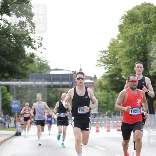 29.06.2025 - hella hamburg halbmarathon Jannik Wohlers http://msf.ph/oto/8161509 29.06.2025 09:39:54 Lombardsbrücke 34, 35, 52, 54, 6530, 9255, 9447, 10650, 12678, 14302, 14717, 15495, 16245, 16988, 19075 meine-sportfotos.de