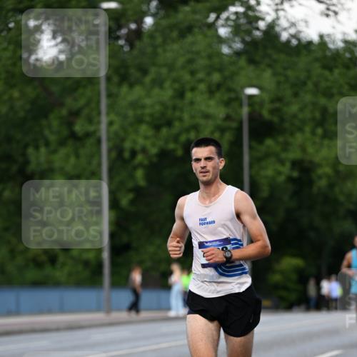 29.06.2025 - hella hamburg halbmarathon Dr. Thomas Lammeyer http://msf.ph/oto/8161532 29.06.2025 09:44:39 Kennedybrücke 2459, 4128, 4571, 9442, 10234, 10780, 11194 meine-sportfotos.de