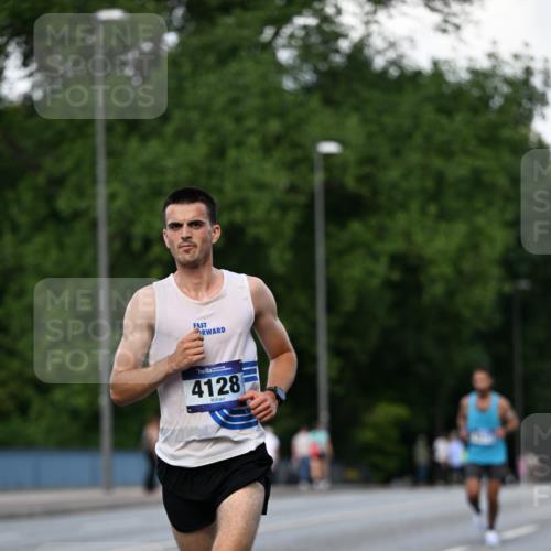 29.06.2025 - hella hamburg halbmarathon Dr. Thomas Lammeyer http://msf.ph/oto/8161547 29.06.2025 09:44:40 Kennedybrücke 2459, 4128, 4571, 9442, 10234, 10780, 11194 meine-sportfotos.de