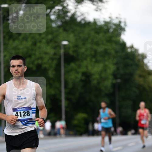 29.06.2025 - hella hamburg halbmarathon Dr. Thomas Lammeyer http://msf.ph/oto/8161559 29.06.2025 09:44:40 Kennedybrücke 2459, 4128, 4571, 9442, 10234, 10780, 11194 meine-sportfotos.de