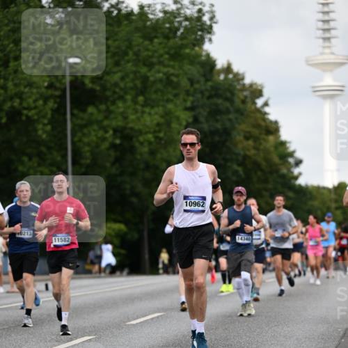 29.06.2025 - hella hamburg halbmarathon Dr. Thomas Lammeyer http://msf.ph/oto/8161658 29.06.2025 10:08:39 Kennedybrücke 1316, 1367, 1377, 1674, 2011, 2463, 2698, 3413, 4146, 4904, 5354, 5365, 5976, 6311, 6706, 6709, 8089, 8217, 10213, 10756, 10962 meine-sportfotos.de