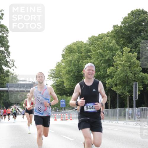 29.06.2025 - hella hamburg halbmarathon Jannik Wohlers http://msf.ph/oto/8161661 29.06.2025 09:39:58 Lombardsbrücke 34, 35, 52, 54, 6530, 9255, 9447, 10650, 12678, 14302, 15495, 16068, 16245, 16988, 19075 meine-sportfotos.de