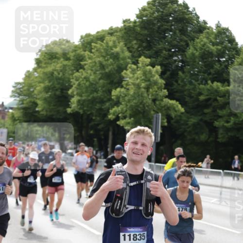 29.06.2025 - hella hamburg halbmarathon Jannik Wohlers http://msf.ph/oto/8161676 29.06.2025 10:20:02 Lombardsbrücke 1011, 1046, 1069, 1471, 1474, 2478, 3434, 3733, 3842, 4154, 4166, 4422, 4614, 5181, 5811, 5812, 5831, 5937, 6951, 7018, 7101, 7131, 7739, 8025, 8462, 8588, 9136, 9722, 9735, 9873, 10041, 10414, 10595, 10613, 10647, 10754, 11603, 11835, 12056, 12977, 13013, 14014, 14894, 15180, 15244, 15442, 15481, 16638, 17671, 18007, 19093 meine-sportfotos.de