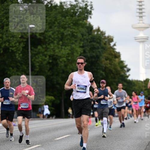29.06.2025 - hella hamburg halbmarathon Dr. Thomas Lammeyer http://msf.ph/oto/8161692 29.06.2025 10:08:39 Kennedybrücke 1316, 1367, 1377, 1674, 2011, 2463, 2698, 3413, 4146, 4904, 5354, 5365, 5976, 6311, 6706, 6709, 8089, 8217, 10213, 10756, 10962 meine-sportfotos.de