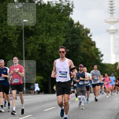 29.06.2025 - hella hamburg halbmarathon Dr. Thomas Lammeyer http://msf.ph/oto/8161728 29.06.2025 10:08:40 Kennedybrücke 1316, 1367, 1377, 1674, 2011, 2463, 2698, 3413, 4146, 4904, 5354, 5365, 5976, 6311, 6706, 6709, 8089, 8217, 10213, 10756, 10962 meine-sportfotos.de