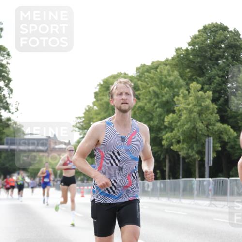 29.06.2025 - hella hamburg halbmarathon Jannik Wohlers http://msf.ph/oto/8161735 29.06.2025 09:39:59 Lombardsbrücke 34, 35, 52, 54, 6530, 9255, 9447, 10650, 12678, 14302, 15495, 16068, 16245, 16988, 19075 meine-sportfotos.de