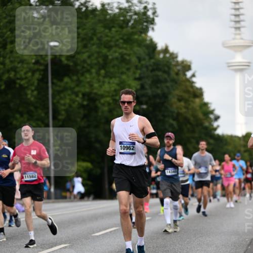 29.06.2025 - hella hamburg halbmarathon Dr. Thomas Lammeyer http://msf.ph/oto/8161759 29.06.2025 10:08:40 Kennedybrücke 1316, 1367, 1377, 1674, 2011, 2463, 2698, 3413, 4146, 4904, 5354, 5365, 5976, 6311, 6706, 6709, 8089, 8217, 10213, 10756, 10962 meine-sportfotos.de