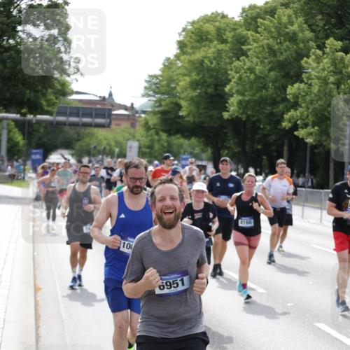 29.06.2025 - hella hamburg halbmarathon Jannik Wohlers http://msf.ph/oto/8161760 29.06.2025 10:20:04 Lombardsbrücke 1011, 1046, 1069, 1471, 1474, 2478, 3434, 3733, 3842, 4154, 4166, 4422, 4754, 4869, 5181, 5831, 5937, 6951, 7018, 7101, 7131, 8025, 8588, 9136, 9722, 9873, 10041, 10414, 10595, 10613, 10647, 10754, 11603, 11835, 11995, 12056, 12977, 13013, 14014, 14502, 14894, 15180, 15244, 15442, 15481, 15513, 16638, 17581, 17671, 17987, 18007, 19014, 19093 meine-sportfotos.de