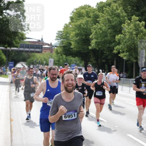 29.06.2025 - hella hamburg halbmarathon Jannik Wohlers http://msf.ph/oto/8161776 29.06.2025 10:20:04 Lombardsbrücke 1011, 1046, 1069, 1471, 1474, 2478, 3434, 3733, 3842, 4154, 4166, 4422, 4754, 4869, 5181, 5831, 5937, 6951, 7018, 7101, 7131, 8025, 8588, 9136, 9722, 9873, 10041, 10414, 10595, 10613, 10647, 10754, 11603, 11835, 11995, 12056, 12977, 13013, 14014, 14502, 14894, 15180, 15244, 15442, 15481, 15513, 16638, 17581, 17671, 17987, 18007, 19014, 19093 meine-sportfotos.de