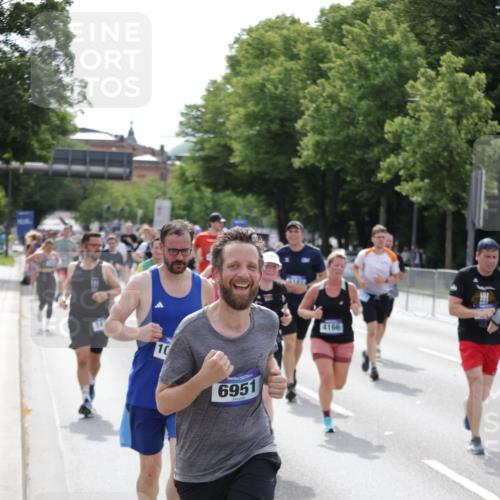 29.06.2025 - hella hamburg halbmarathon Jannik Wohlers http://msf.ph/oto/8161793 29.06.2025 10:20:04 Lombardsbrücke 1011, 1046, 1069, 1471, 1474, 2478, 3434, 3733, 3842, 4154, 4166, 4422, 4754, 4869, 5181, 5831, 5937, 6951, 7018, 7101, 7131, 8025, 8588, 9136, 9722, 9873, 10041, 10414, 10595, 10613, 10647, 10754, 11603, 11835, 11995, 12056, 12977, 13013, 14014, 14502, 14894, 15180, 15244, 15442, 15481, 15513, 16638, 17581, 17671, 17987, 18007, 19014, 19093 meine-sportfotos.de
