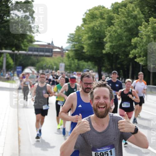 29.06.2025 - hella hamburg halbmarathon Jannik Wohlers http://msf.ph/oto/8161806 29.06.2025 10:20:04 Lombardsbrücke 1011, 1046, 1069, 1471, 1474, 2478, 3434, 3733, 3842, 4154, 4166, 4422, 4754, 4869, 5181, 5831, 5937, 6951, 7018, 7101, 7131, 8025, 8588, 9136, 9722, 9873, 10041, 10414, 10595, 10613, 10647, 10754, 11603, 11835, 11995, 12056, 12977, 13013, 14014, 14502, 14894, 15180, 15244, 15442, 15481, 15513, 16638, 17581, 17671, 17987, 18007, 19014, 19093 meine-sportfotos.de