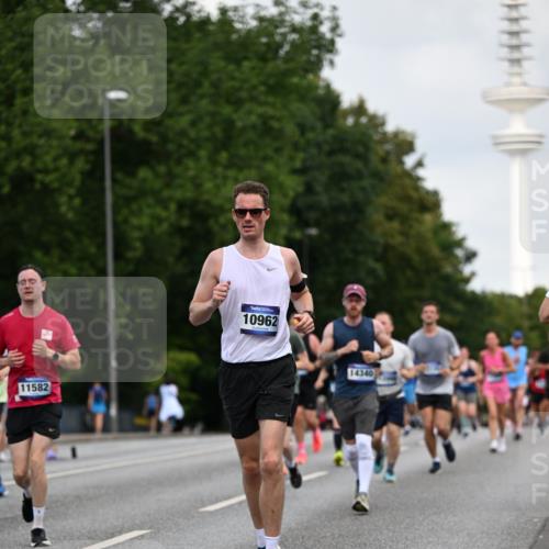 29.06.2025 - hella hamburg halbmarathon Dr. Thomas Lammeyer http://msf.ph/oto/8161821 29.06.2025 10:08:40 Kennedybrücke 1316, 1367, 1377, 1674, 2011, 2463, 2698, 3413, 4146, 4904, 5354, 5365, 5976, 6311, 6706, 6709, 8089, 8217, 10213, 10756, 10962 meine-sportfotos.de