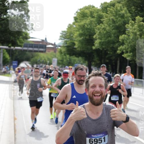 29.06.2025 - hella hamburg halbmarathon Jannik Wohlers http://msf.ph/oto/8161829 29.06.2025 10:20:04 Lombardsbrücke 1011, 1046, 1069, 1471, 1474, 2478, 3434, 3733, 3842, 4154, 4166, 4422, 4754, 4869, 5181, 5831, 5937, 6951, 7018, 7101, 7131, 8025, 8588, 9136, 9722, 9873, 10041, 10414, 10595, 10613, 10647, 10754, 11603, 11835, 11995, 12056, 12977, 13013, 14014, 14502, 14894, 15180, 15244, 15442, 15481, 15513, 16638, 17581, 17671, 17987, 18007, 19014, 19093 meine-sportfotos.de