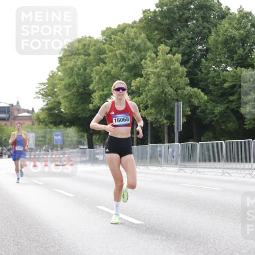 29.06.2025 - hella hamburg halbmarathon Jannik Wohlers http://msf.ph/oto/8161838 29.06.2025 09:40:01 Lombardsbrücke 34, 35, 52, 54, 6530, 9151, 9255, 9447, 10650, 12678, 14302, 15495, 16068, 16245, 16988, 19075 meine-sportfotos.de