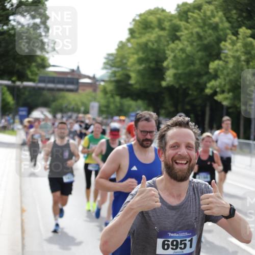 29.06.2025 - hella hamburg halbmarathon Jannik Wohlers http://msf.ph/oto/8161846 29.06.2025 10:20:04 Lombardsbrücke 1011, 1046, 1069, 1471, 1474, 2478, 3434, 3733, 3842, 4154, 4166, 4422, 4754, 4869, 5181, 5831, 5937, 6951, 7018, 7101, 7131, 8025, 8588, 9136, 9722, 9873, 10041, 10414, 10595, 10613, 10647, 10754, 11603, 11835, 11995, 12056, 12977, 13013, 14014, 14502, 14894, 15180, 15244, 15442, 15481, 15513, 16638, 17581, 17671, 17987, 18007, 19014, 19093 meine-sportfotos.de