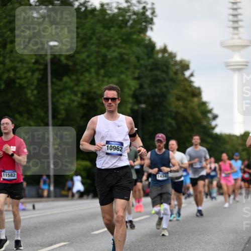 29.06.2025 - hella hamburg halbmarathon Dr. Thomas Lammeyer http://msf.ph/oto/8161849 29.06.2025 10:08:40 Kennedybrücke 1316, 1367, 1377, 1674, 2011, 2463, 2698, 3413, 4146, 4904, 5354, 5365, 5976, 6311, 6706, 6709, 8089, 8217, 10213, 10756, 10962 meine-sportfotos.de