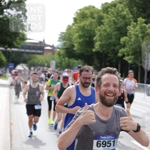 29.06.2025 - hella hamburg halbmarathon Jannik Wohlers http://msf.ph/oto/8161859 29.06.2025 10:20:04 Lombardsbrücke 1011, 1046, 1069, 1471, 1474, 2478, 3434, 3733, 3842, 4154, 4166, 4422, 4754, 4869, 5181, 5831, 5937, 6951, 7018, 7101, 7131, 8025, 8588, 9136, 9722, 9873, 10041, 10414, 10595, 10613, 10647, 10754, 11603, 11835, 11995, 12056, 12977, 13013, 14014, 14502, 14894, 15180, 15244, 15442, 15481, 15513, 16638, 17581, 17671, 17987, 18007, 19014, 19093 meine-sportfotos.de