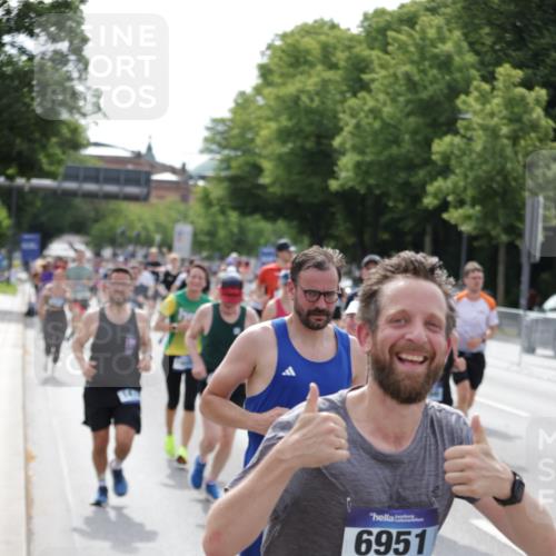 29.06.2025 - hella hamburg halbmarathon Jannik Wohlers http://msf.ph/oto/8161869 29.06.2025 10:20:04 Lombardsbrücke 1011, 1046, 1069, 1471, 1474, 2478, 3434, 3733, 3842, 4154, 4166, 4422, 4754, 4869, 5181, 5831, 5937, 6951, 7018, 7101, 7131, 8025, 8588, 9136, 9722, 9873, 10041, 10414, 10595, 10613, 10647, 10754, 11603, 11835, 11995, 12056, 12977, 13013, 14014, 14502, 14894, 15180, 15244, 15442, 15481, 15513, 16638, 17581, 17671, 17987, 18007, 19014, 19093 meine-sportfotos.de