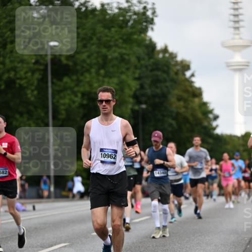 29.06.2025 - hella hamburg halbmarathon Dr. Thomas Lammeyer http://msf.ph/oto/8161873 29.06.2025 10:08:40 Kennedybrücke 1316, 1367, 1377, 1674, 2011, 2463, 2698, 3413, 4146, 4904, 5354, 5365, 5976, 6311, 6706, 6709, 8089, 8217, 10213, 10756, 10962 meine-sportfotos.de