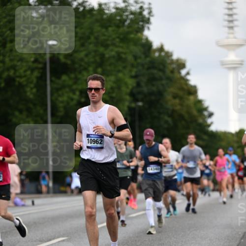 29.06.2025 - hella hamburg halbmarathon Dr. Thomas Lammeyer http://msf.ph/oto/8161895 29.06.2025 10:08:40 Kennedybrücke 1316, 1367, 1377, 1674, 2011, 2463, 2698, 3413, 4146, 4904, 5354, 5365, 5976, 6311, 6706, 6709, 8089, 8217, 10213, 10756, 10962 meine-sportfotos.de