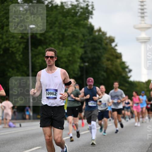 29.06.2025 - hella hamburg halbmarathon Dr. Thomas Lammeyer http://msf.ph/oto/8161929 29.06.2025 10:08:41 Kennedybrücke 1316, 1367, 1377, 1674, 2011, 2463, 2698, 3413, 4146, 4904, 5354, 5365, 5976, 6311, 6709, 8089, 8217, 9280, 10213, 10756, 10962 meine-sportfotos.de