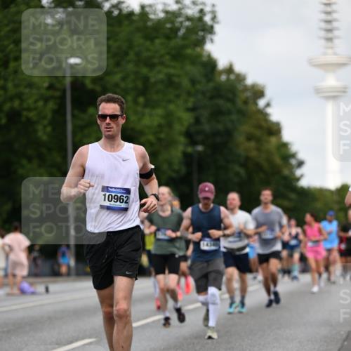 29.06.2025 - hella hamburg halbmarathon Dr. Thomas Lammeyer http://msf.ph/oto/8161954 29.06.2025 10:08:41 Kennedybrücke 1316, 1367, 1377, 1674, 2011, 2463, 2698, 3413, 4146, 4904, 5354, 5365, 5976, 6311, 6709, 8089, 8217, 9280, 10213, 10756, 10962 meine-sportfotos.de