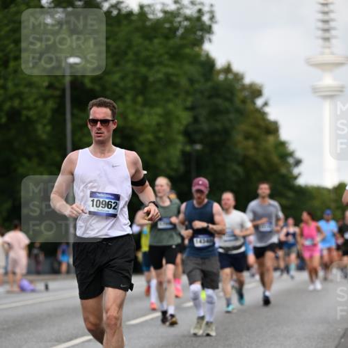 29.06.2025 - hella hamburg halbmarathon Dr. Thomas Lammeyer http://msf.ph/oto/8161974 29.06.2025 10:08:41 Kennedybrücke 1316, 1367, 1377, 1674, 2011, 2463, 2698, 3413, 4146, 4904, 5354, 5365, 5976, 6311, 6709, 8089, 8217, 9280, 10213, 10756, 10962 meine-sportfotos.de