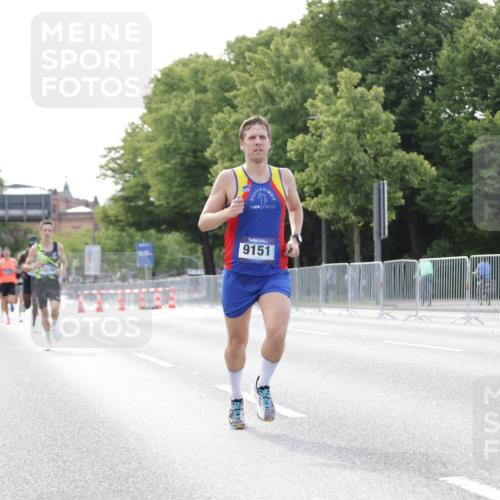 29.06.2025 - hella hamburg halbmarathon Jannik Wohlers http://msf.ph/oto/8162091 29.06.2025 09:40:04 Lombardsbrücke 34, 54, 6530, 9151, 9447, 10650, 12678, 14302, 15495, 16068, 16245, 16988, 18930, 19075 meine-sportfotos.de