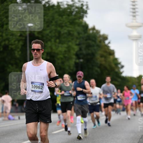 29.06.2025 - hella hamburg halbmarathon Dr. Thomas Lammeyer http://msf.ph/oto/8162130 29.06.2025 10:08:41 Kennedybrücke 1316, 1367, 1377, 1674, 2011, 2463, 2698, 3413, 4146, 4904, 5354, 5365, 5976, 6311, 6709, 8089, 8217, 9280, 10213, 10756, 10962 meine-sportfotos.de