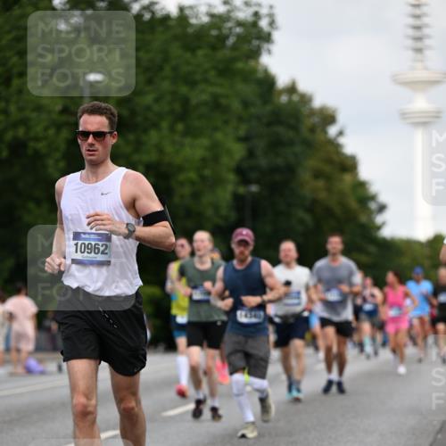 29.06.2025 - hella hamburg halbmarathon Dr. Thomas Lammeyer http://msf.ph/oto/8162148 29.06.2025 10:08:41 Kennedybrücke 1316, 1367, 1377, 1674, 2011, 2463, 2698, 3413, 4146, 4904, 5354, 5365, 5976, 6311, 6709, 8089, 8217, 9280, 10213, 10756, 10962 meine-sportfotos.de
