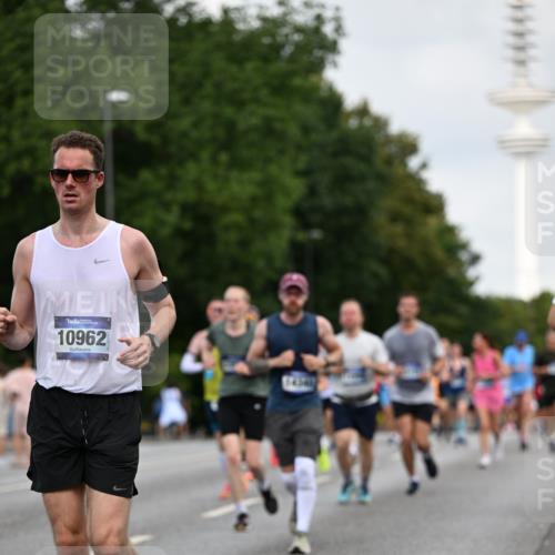 29.06.2025 - hella hamburg halbmarathon Dr. Thomas Lammeyer http://msf.ph/oto/8162177 29.06.2025 10:08:42 Kennedybrücke 1316, 1377, 1674, 2011, 2463, 2698, 3413, 3994, 4146, 4904, 5354, 5365, 5976, 6311, 6709, 8089, 8217, 9280, 10213, 10756, 10962 meine-sportfotos.de