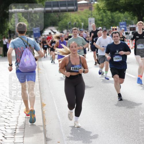 29.06.2025 - hella hamburg halbmarathon Jannik Wohlers http://msf.ph/oto/8162182 29.06.2025 10:20:09 Lombardsbrücke 1011, 1046, 1069, 1471, 1474, 2053, 2478, 2834, 3733, 3781, 4154, 4166, 4288, 4422, 4754, 4869, 5181, 5625, 5831, 6951, 7131, 8588, 9722, 10041, 10613, 10647, 11100, 11603, 11835, 11995, 12056, 12977, 14500, 14502, 14503, 14894, 15180, 15244, 15442, 15513, 16135, 16254, 16638, 17581, 17671, 17987, 18007, 18423, 18908, 19014, 19093 meine-sportfotos.de