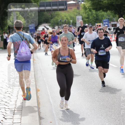 29.06.2025 - hella hamburg halbmarathon Jannik Wohlers http://msf.ph/oto/8162195 29.06.2025 10:20:09 Lombardsbrücke 1011, 1046, 1069, 1471, 1474, 2053, 2478, 2834, 3733, 3781, 4154, 4166, 4288, 4422, 4754, 4869, 5181, 5625, 5831, 6951, 7131, 8588, 9722, 10041, 10613, 10647, 11100, 11603, 11835, 11995, 12056, 12977, 14500, 14502, 14503, 14894, 15180, 15244, 15442, 15513, 16135, 16254, 16638, 17581, 17671, 17987, 18007, 18423, 18908, 19014, 19093 meine-sportfotos.de