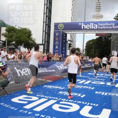 29.06.2025 - hella hamburg halbmarathon Michael Strokosch http://msf.ph/oto/8162364 29.06.2025 10:32:49 Ziel 7965, 8062, 12987, 13686, 13961, 14028, 15054, 17117, 17151 meine-sportfotos.de